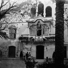 Registre: 41 (AMSJD). Façana principal de Can Negre amb Engràcia Balet i Manuel Cortés Pibernat. Any: 1928