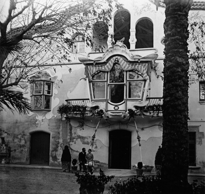 Registre: 41 (AMSJD). Façana principal de Can Negre amb Engràcia Balet i Manuel Cortés Pibernat. Any: 1928