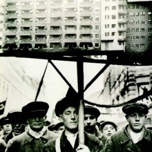Trabajadores de la construcción de la Unión Soviética desfilando con
modelos de casas
modernistas montadas en
pértigas. 1931.